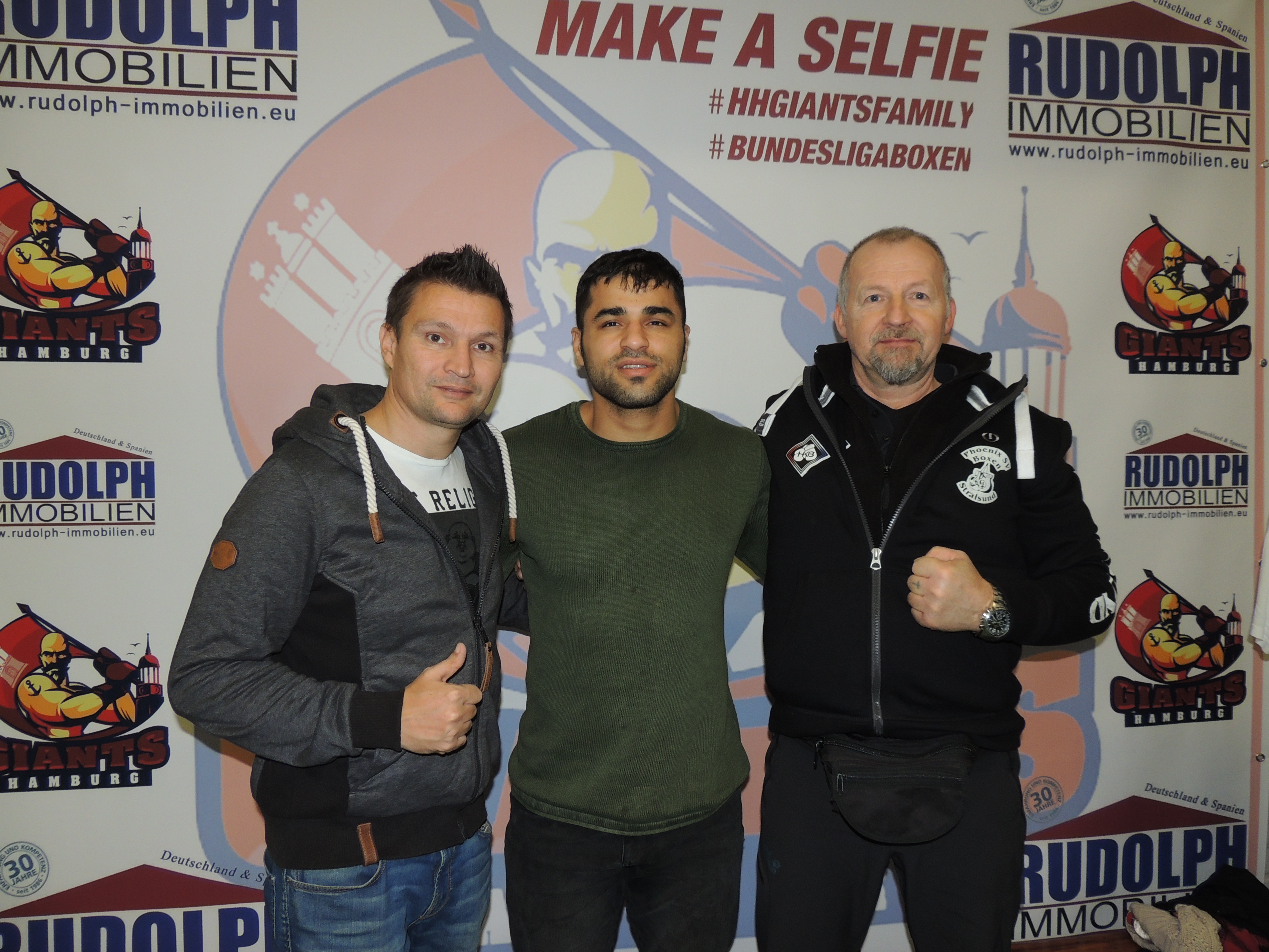 Zu Gast waren der amtierende Deutsche Schwergewichtsmeister Ammar Abbas Abduljabar (m), HABV Sportdirektor Christian Morales (l) und HKB-Koordinator Ronny Poge 